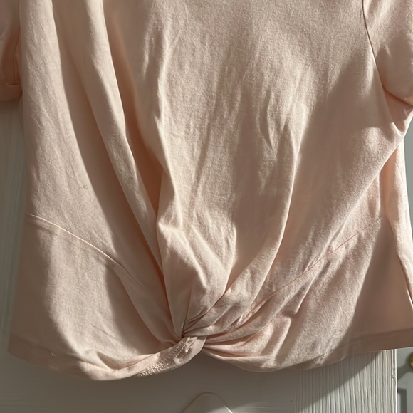 Light pink crop top Size M with a twist at the bottom - Picture 3 of 3